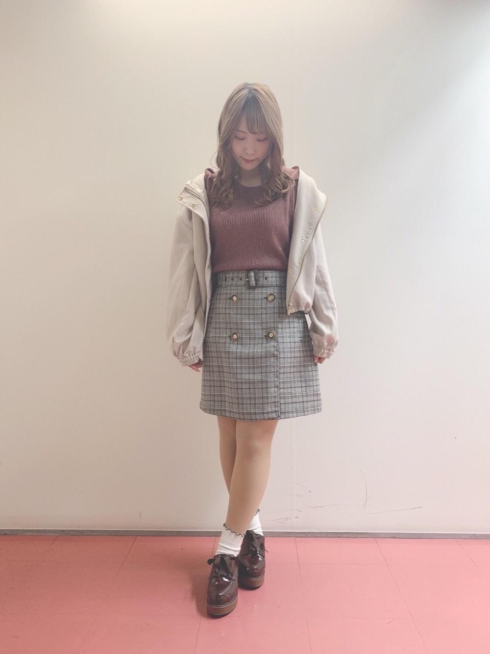 「ブルゾン、トレンチ、ミニスカート、チェック柄、トップス、シューズ、ラメ、MAJESTIC LEGON、春コーデ、マジェスティックレゴン」｜「MAJESTIC LEGONのポヨン袖ショートブルゾン（ブルゾン、ピンク系）」を使った、マジェスティックレゴンHEPFIVE店スタッフさん（レディース・155cm）の春コーディネートの1枚目の写真
