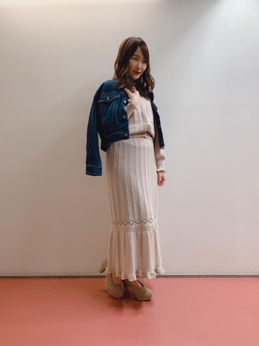 「デート、キレイめ、女子会、MAJESTIC LEGON、春コーデ、お呼ばれ、大人ガーリー、マジェスティックレゴン、今日のコーデ、大学生コーデ」｜「MAJESTIC LEGONのフカフカフェミニンパンプス（パンプス、ブラウン系）」を使った、マジェスティックレゴンHEPFIVE店スタッフさん（レディース・155cm）の春コーディネートの1枚目の写真