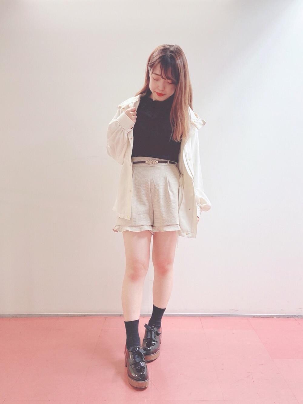 「ブルゾン、ショートパンツ、トップス、シューズ、MAJESTIC LEGON、春コーデ、マジェスティックレゴン、今日のコーデ、お出掛け、パワショル」｜「MAJESTIC LEGONのウッドヒールレースアップシューズ（その他シューズ、ブラック系）」を使った、マジェスティックレゴンHEPFIVE店スタッフさん（レディース・155cm）の春コーディネートの1枚目の写真