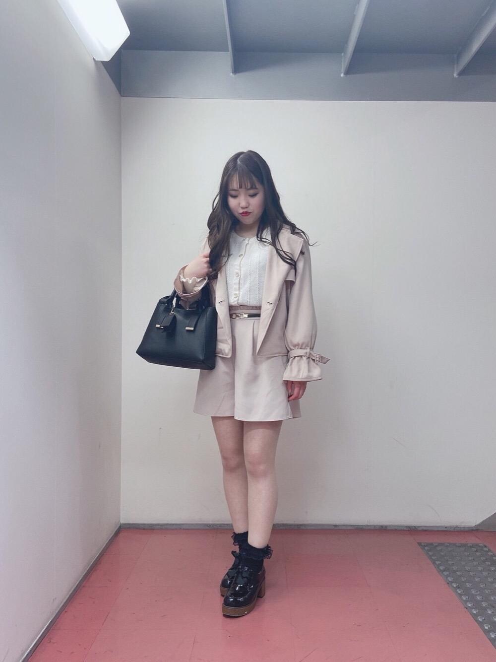 「カーディガン、ショートトレンチ、バッグ、シューズ、バックリボン、キュロット、可愛い、MAJESTIC LEGON、春コーデ、マジェスティックレゴン」｜「MAJESTIC LEGONのウッドヒールレースアップシューズ（その他シューズ、ブラック系）」を使った、マジェスティックレゴンHEPFIVE店スタッフさん（レディース・155cm）の春コーディネートの1枚目の写真