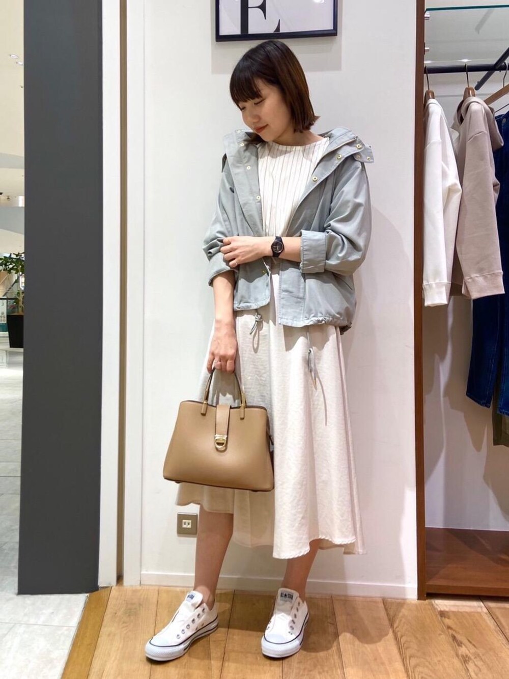 「休日、晴れ、暖かい、女子会、雨、le.coeur blanc、涼しい、曇り、西宮ガーデンズ、ルクールブラン」｜「le.coeur blancのショートフードブルゾン（ブルゾン、ブルー系）」を使った、マジェスティックレゴンHEPFIVE店スタッフさん（レディース・164cm）の春コーディネートの1枚目の写真