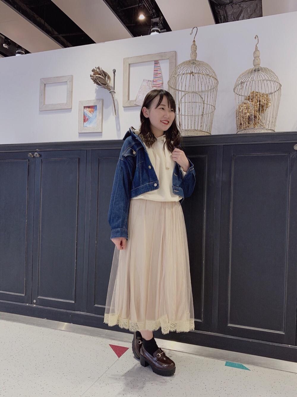 「パーカー、ローファー、ジージャン、ラフ、MAJESTIC LEGON、春コーデ、リバーシブルスカート、花見、マジェスティックレゴン、156cm」｜「MAJESTIC LEGONのキラキラリバーシブルスカート（スカート、ホワイト系）」を使った、マジェスティックレゴンHEPFIVE店スタッフさん（レディース・155cm）の春コーディネートの1枚目の写真