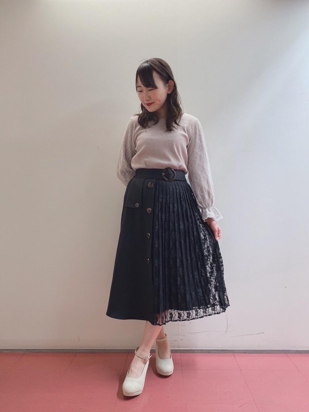 「パンプス、スカート、トップス、MAJESTIC LEGON、春コーデ、おしゃれ、デート服、マジェスティックレゴン、大学生コーデ、156cm」｜「MAJESTIC LEGONのフカフカフェミニンパンプス（パンプス、ベージュ系）」を使った、マジェスティックレゴンHEPFIVE店スタッフさん（レディース・155cm）の春コーディネートの1枚目の写真