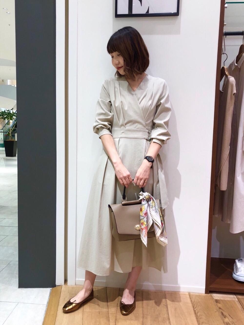 「デート、晴れ、暖かい、女子会、お呼ばれ、le.coeur blanc、涼しい、お仕事、西宮ガーデンズ、ルクールブラン」｜「le.coeur blancのレトロフラワースカーフ（バンダナ/スカーフ、グレー系）」を使った、マジェスティックレゴンHEPFIVE店スタッフさん（レディース・164cm）の春コーディネートの1枚目の写真