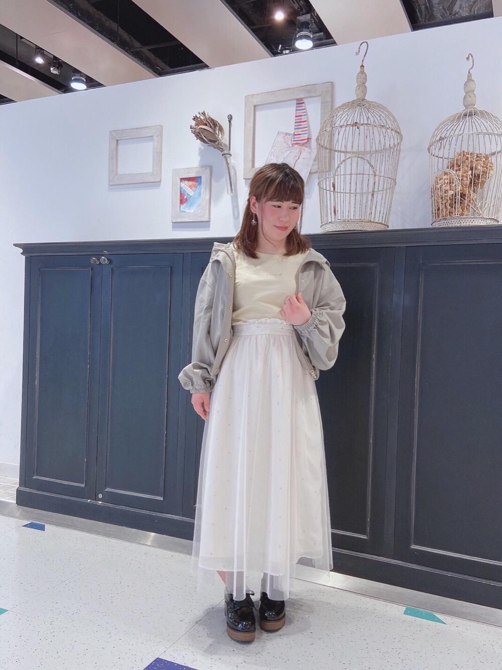 グリーン系のブルゾン、ブラック系のその他シューズ、ホワイト系のスカートを着用したレディースの春コーディネートの1枚目の写真