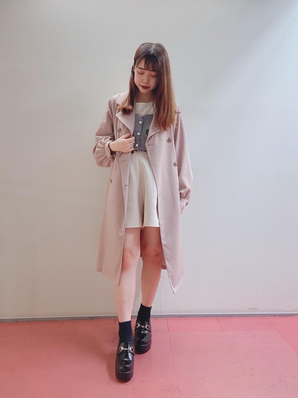 「トレンチコート、ローファー、バックリボン、新作、キュロット、MAJESTIC LEGON、春コーデ、デート服、マジェスティックレゴン、ビスチェセット」｜「MAJESTIC LEGONのベルトsetショートキュロット（その他パンツ、ホワイト系）」を使った、マジェスティックレゴンHEPFIVE店スタッフさん（レディース・155cm）の春コーディネートの1枚目の写真