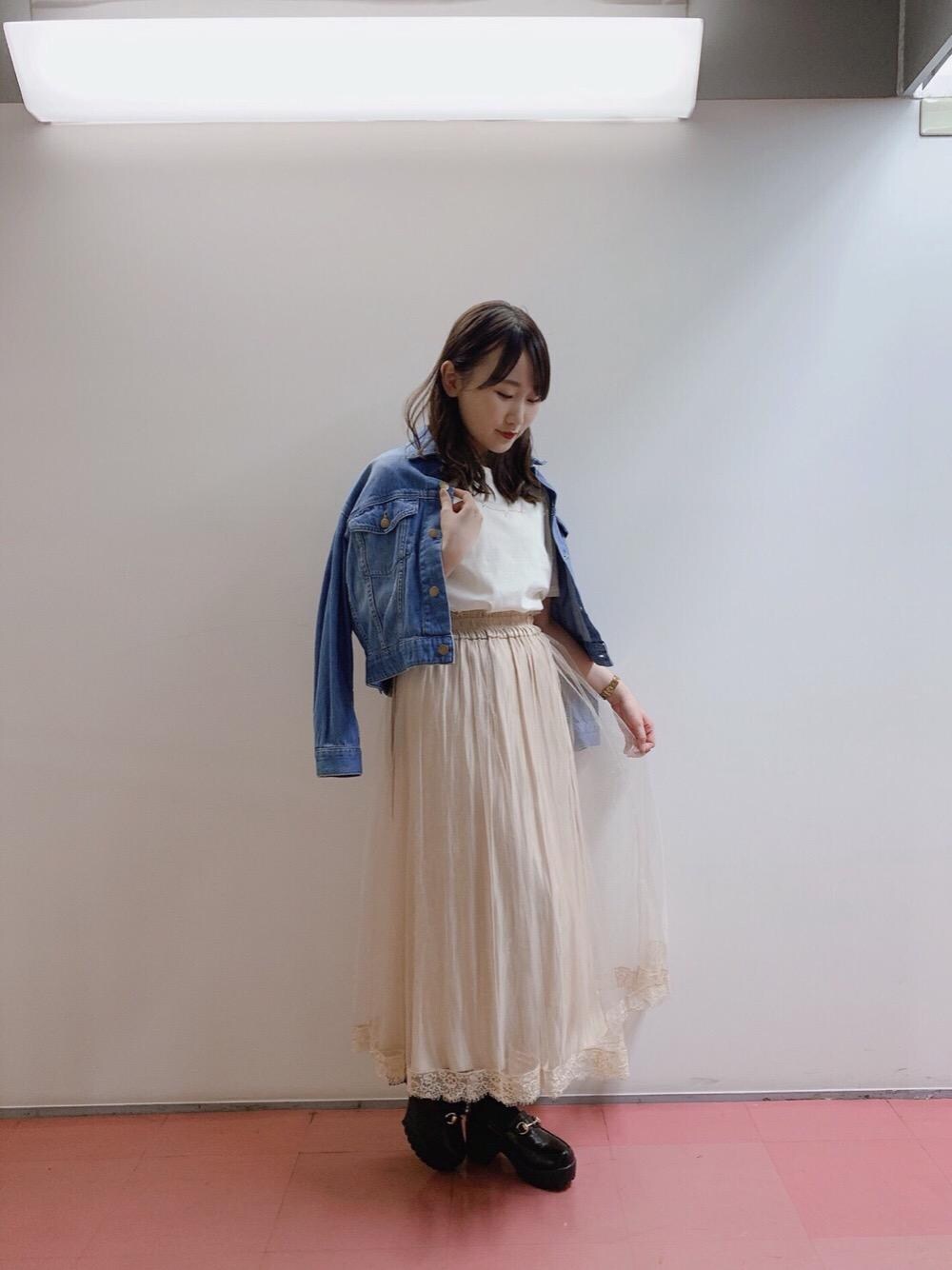 「Tシャツ、ローファー、ジージャン、新作、MAJESTIC LEGON、春コーデ、リバーシブルスカート、花見、デート服、マジェスティックレゴン」｜「MAJESTIC LEGONのキラキラリバーシブルスカート（スカート、ホワイト系）」を使った、マジェスティックレゴンHEPFIVE店スタッフさん（レディース・155cm）の春コーディネートの1枚目の写真