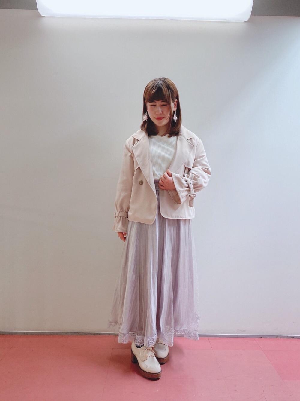 「ショートトレンチ、トップス、シューズ、女子会、MAJESTIC LEGON、春コーデ、リバーシブルスカート、マジェスティックレゴン、大学生コーデ、お出掛けコーデ」｜「MAJESTIC LEGONのウッドヒールレースアップシューズ（その他シューズ、ホワイト系）」を使った、マジェスティックレゴンHEPFIVE店スタッフさん（レディース・155cm）の春コーディネートの1枚目の写真