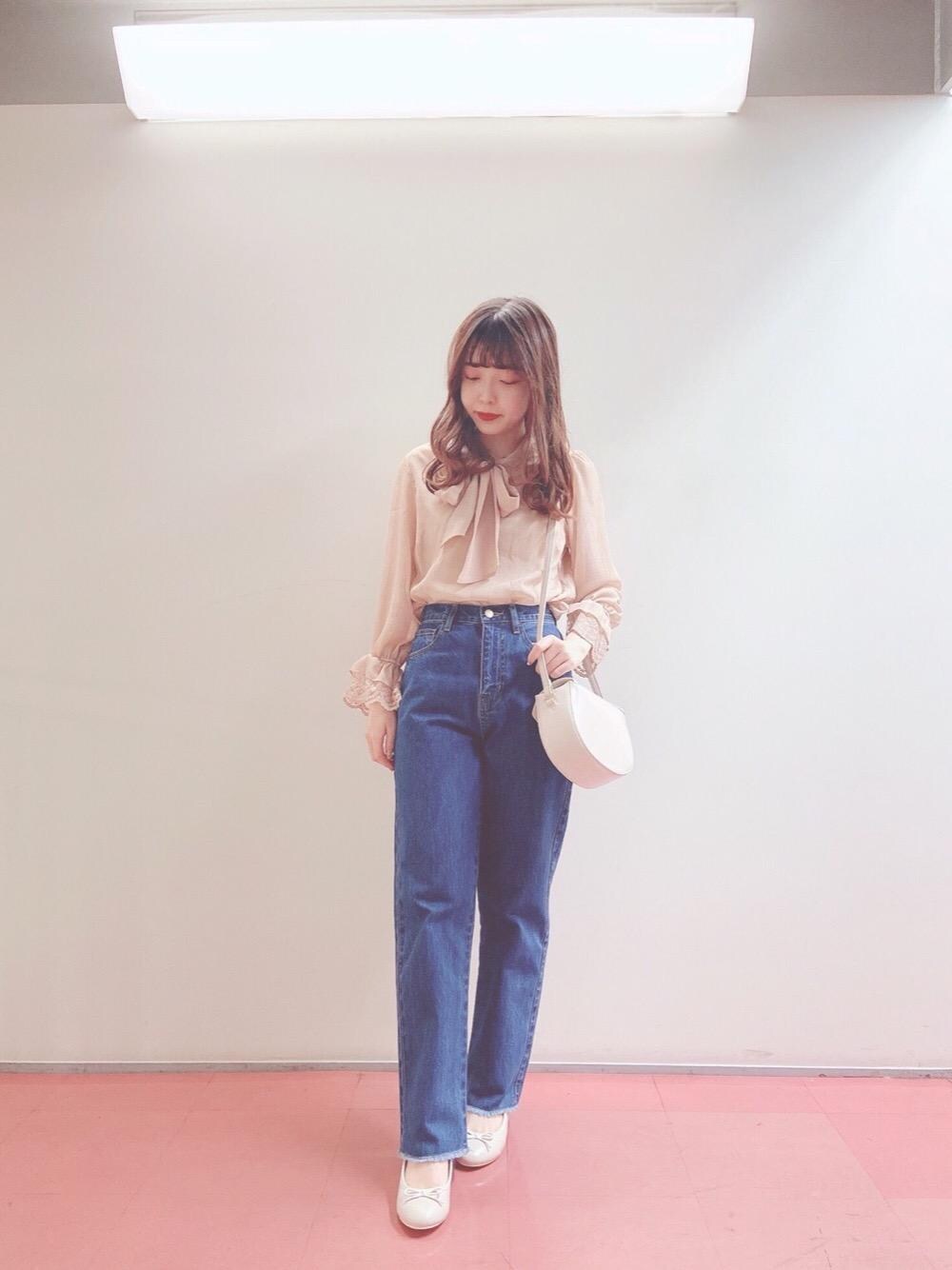 「デニム、ブラウス、バッグ、女子会、MAJESTIC LEGON、春コーデ、マジェスティックレゴン、大学生コーデ、バレエパンプス」｜「MAJESTIC LEGONのパールレトロショルダー（ショルダーバッグ、ベージュ系）」を使った、マジェスティックレゴンHEPFIVE店スタッフさん（レディース・155cm）の春コーディネートの1枚目の写真
