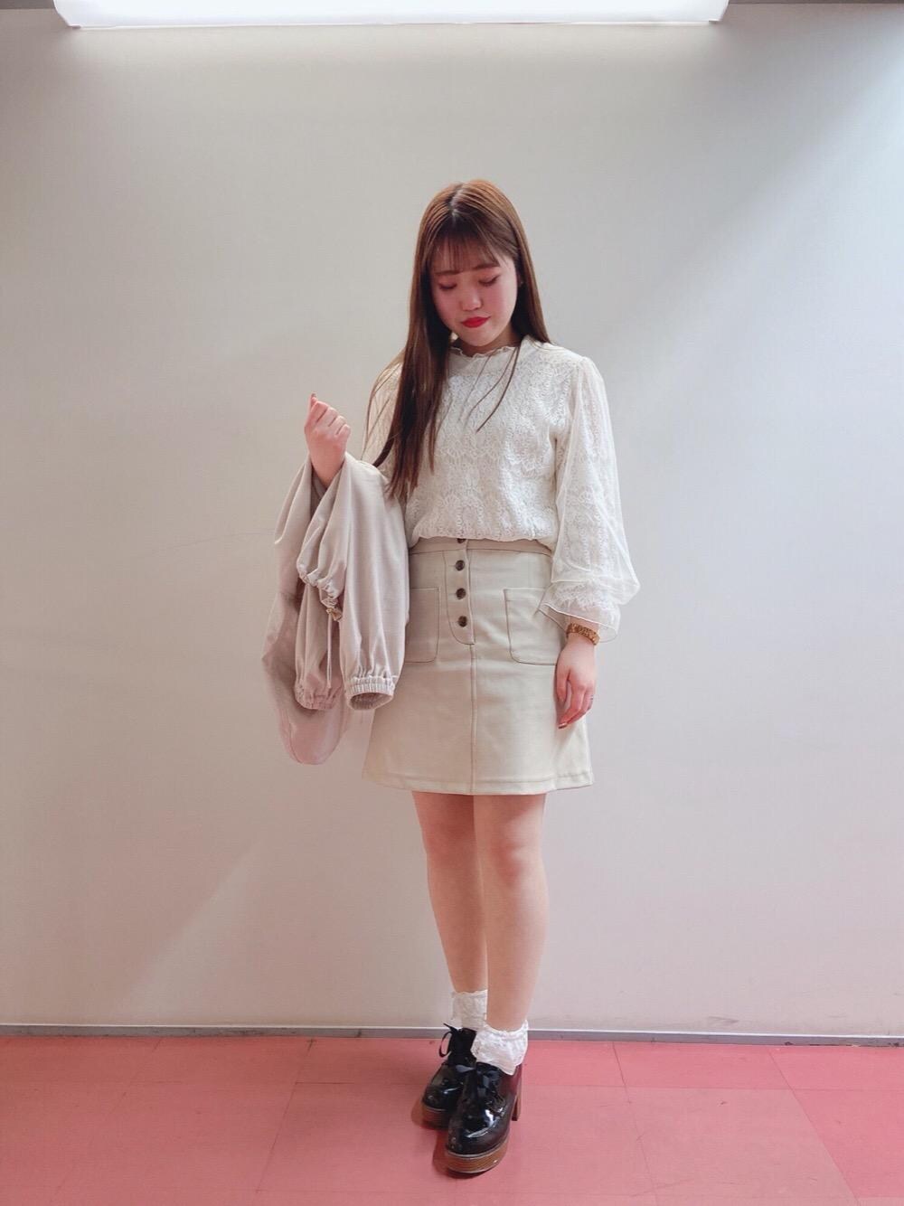 「ミニスカート、シューズ、MAJESTIC LEGON、春コーデ、ショートブルゾン、デート服、マジェスティックレゴン、レースブラウス、大学生コーデ」｜「MAJESTIC LEGONのステッチミニスカート（スカート、ホワイト系）」を使った、マジェスティックレゴンHEPFIVE店スタッフさん（レディース・155cm）の春コーディネートの1枚目の写真