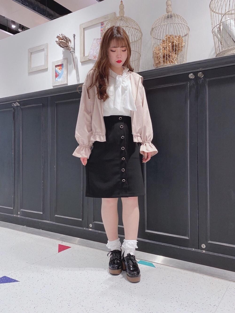 「ブルゾン、ブラウス、ラメ、女子会、MAJESTIC LEGON、春コーデ、マジェスティックレゴン、ボウタイブラウス、Iラインスカート」｜「MAJESTIC LEGONのヴィンテージサテンフードブルゾン（ブルゾン、ピンク系）」を使った、マジェスティックレゴンHEPFIVE店スタッフさん（レディース・155cm）の春コーディネートの1枚目の写真