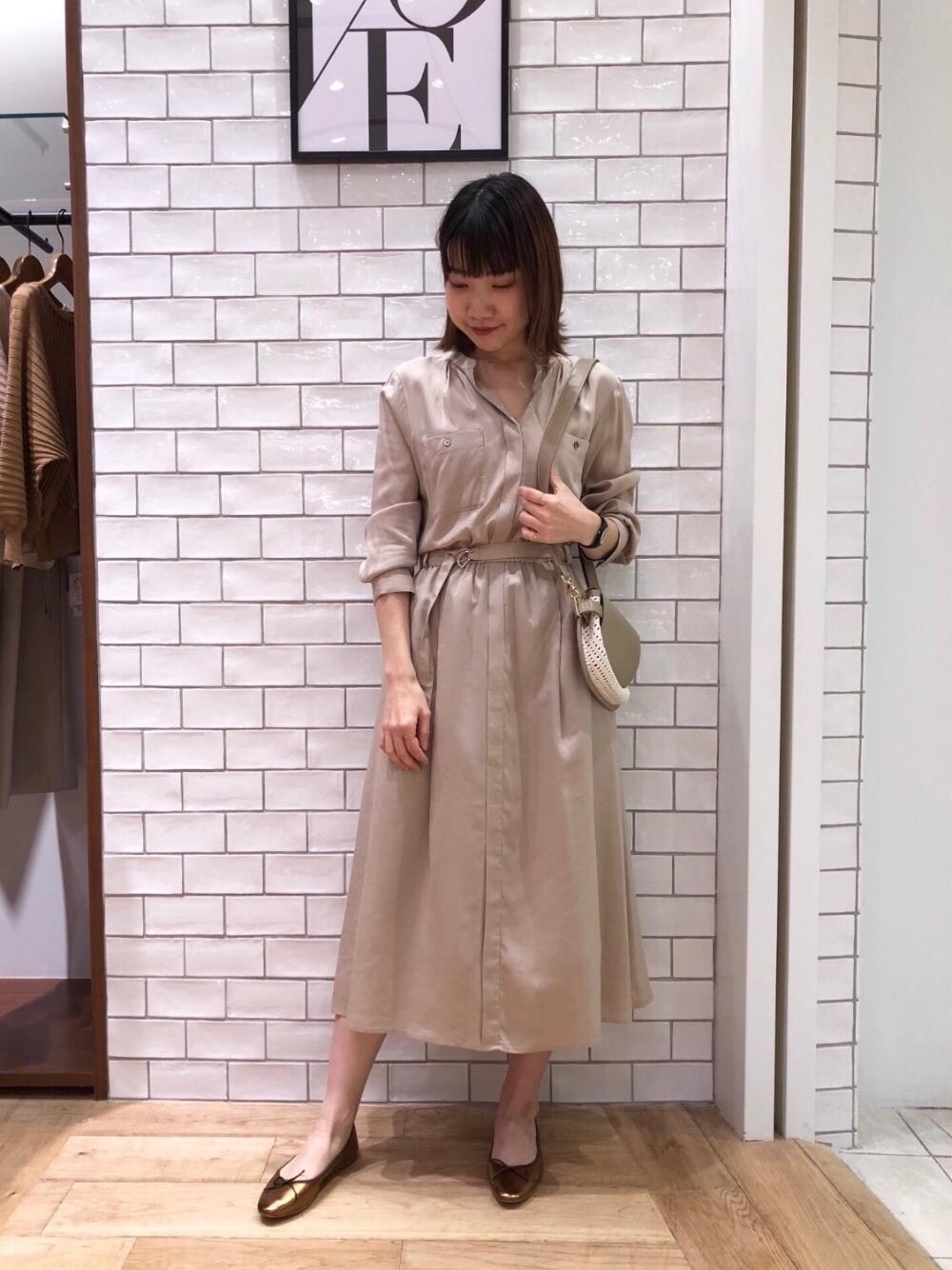 「デート、晴れ、暖かい、女子会、お呼ばれ、le.coeur blanc、涼しい、曇り、ルクールブラン」｜「le.coeur blancのスクエアトゥソフトバレエシューズ（バレエシューズ、ゴールド系）」を使った、マジェスティックレゴンHEPFIVE店スタッフさん（レディース・164cm）の春コーディネートの1枚目の写真
