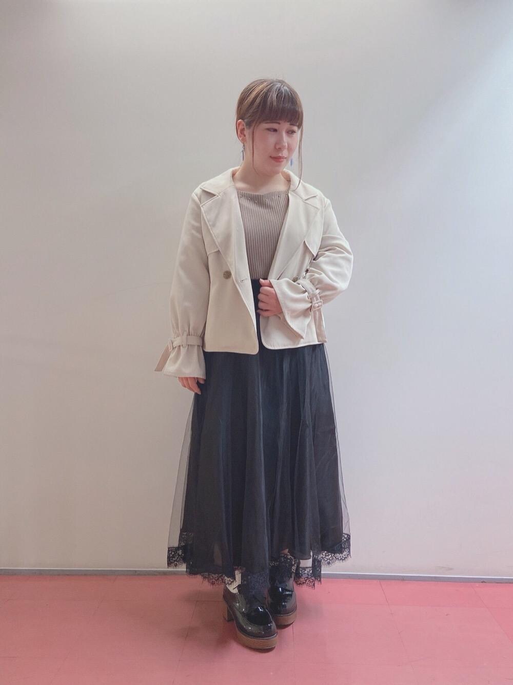 「ショートトレンチ、トップス、シューズ、MAJESTIC LEGON、春コーデ、リバーシブルスカート、マジェスティックレゴン、大人っぽい、お出掛けコーデ」｜「MAJESTIC LEGONのキラキラリバーシブルスカート（スカート、ブラック系）」を使った、マジェスティックレゴンHEPFIVE店スタッフさん（レディース・155cm）の春コーディネートの1枚目の写真