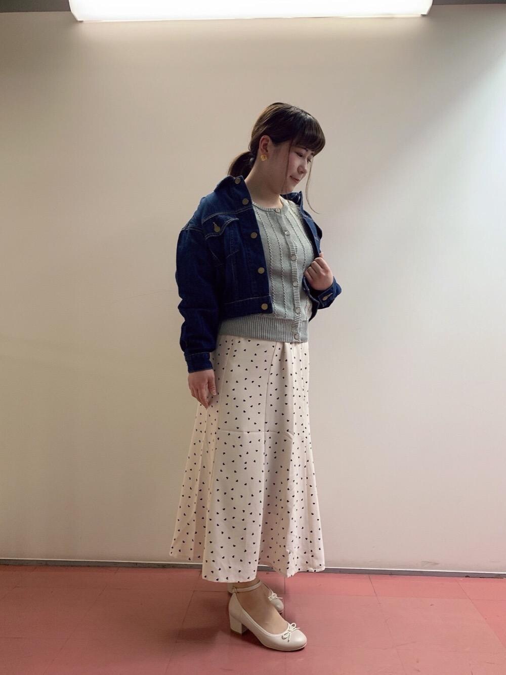 「カーディガン、スカート、ジージャン、インナー、ハート、MAJESTIC LEGON、春コーデ、マジェスティックレゴン、お出掛けコーデ、バレエパンプス」｜「MAJESTIC LEGONのレトロバレエパンプス（パンプス、ホワイト系）」を使った、マジェスティックレゴンHEPFIVE店スタッフさん（レディース・155cm）の春コーディネートの1枚目の写真