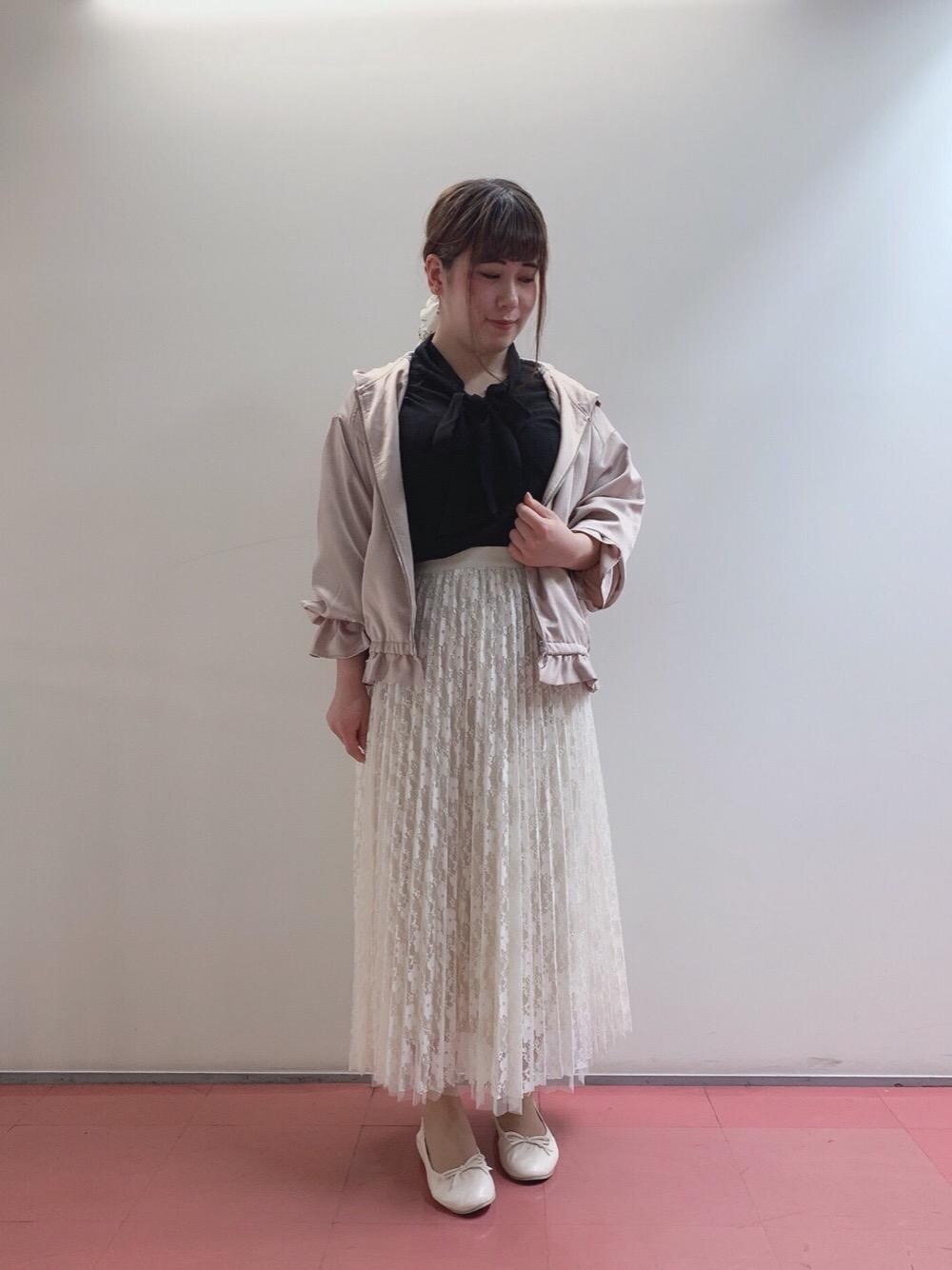 ピンク系のブルゾン、ブラック系のシャツ/ブラウス、ホワイト系のスカートを着用したレディースの春コーディネートの1枚目の写真