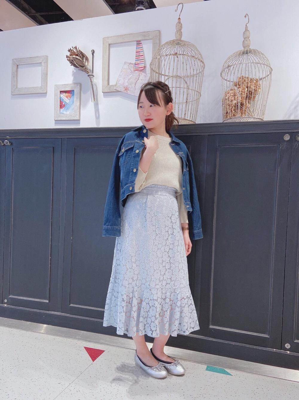 「トップス、ジージャン、ラメ、バレエシューズ、女子会、レーススカート、MAJESTIC LEGON、春コーデ、マジェスティックレゴン、お出掛けコーデ」｜「MAJESTIC LEGONのレースマーメイドスカート（スカート、ブルー系）」を使った、マジェスティックレゴンHEPFIVE店スタッフさん（レディース・155cm）の春コーディネートの1枚目の写真