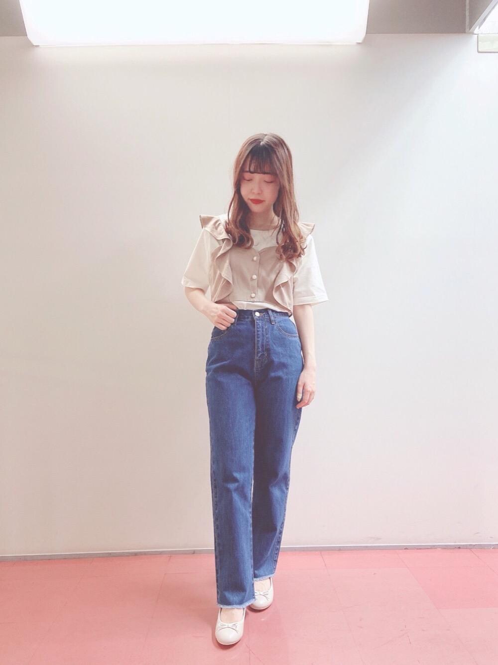 「デニム、カジュアル、Tシャツ、ビスチェ、女子会、MAJESTIC LEGON、春コーデ、マジェスティックレゴン、大学生コーデ、バレエパンプス」｜「MAJESTIC LEGONのレトロバレエパンプス（パンプス、ホワイト系）」を使った、マジェスティックレゴンHEPFIVE店スタッフさん（レディース・155cm）の春コーディネートの1枚目の写真
