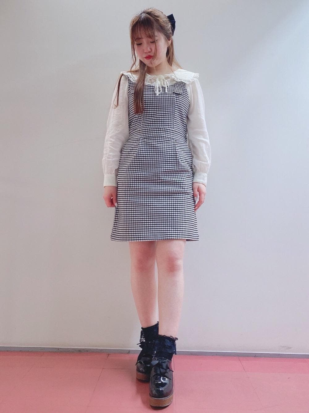 「ブラウス、チェック柄、ジャンスカ、シューズ、バックリボン、新作、MAJESTIC LEGON、デート服、マジェスティックレゴン、ビューティー」｜「MAJESTIC LEGONのウッドヒールレースアップシューズ（その他シューズ、ブラック系）」を使った、マジェスティックレゴンHEPFIVE店スタッフさん（レディース・155cm）の春コーディネートの1枚目の写真