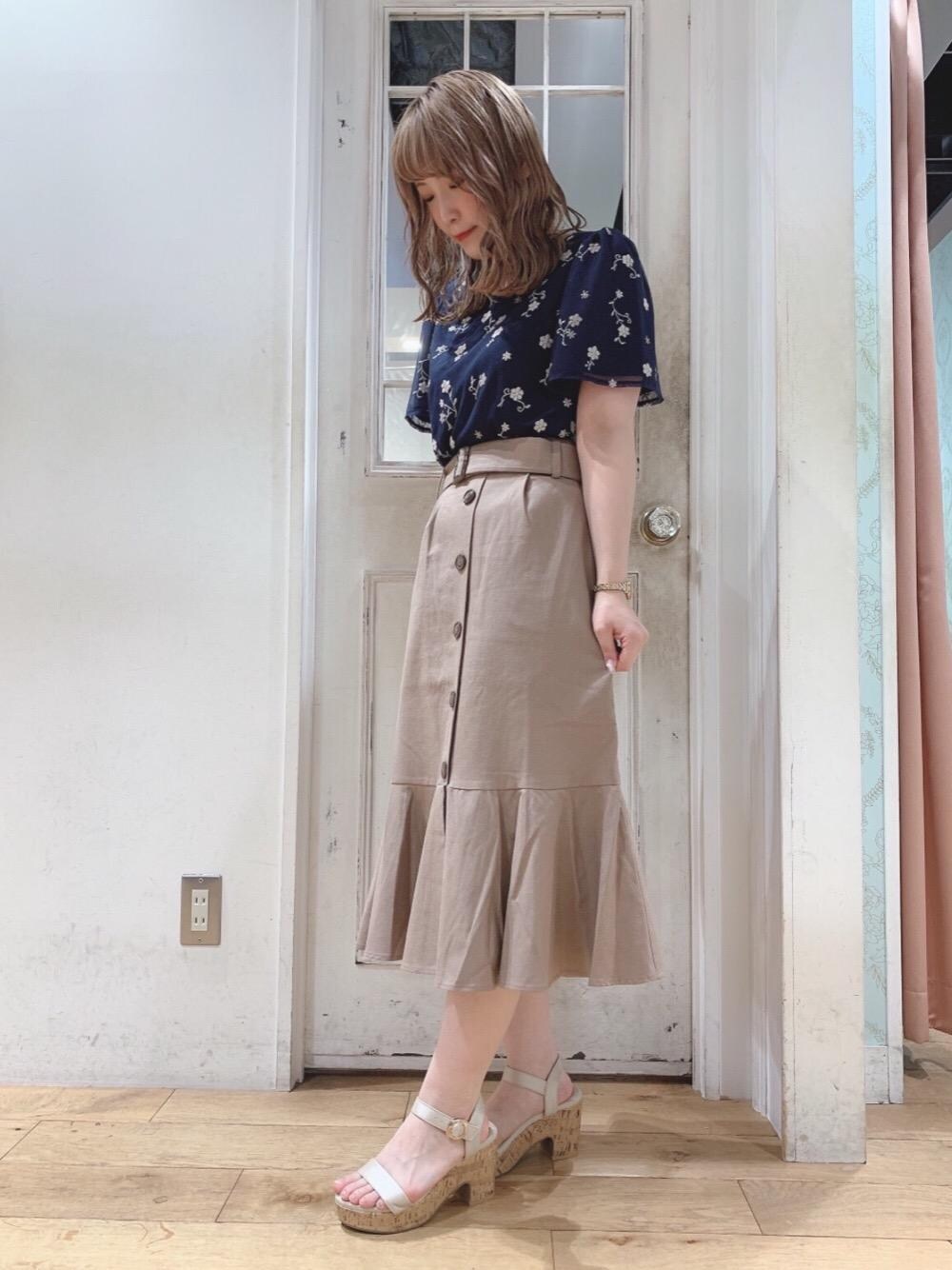 「チュール、刺繍、フェミニン、MAJESTIC LEGON、夏コーデ、マジェスティックレゴン、トレンチスカート」｜「MAJESTIC LEGONのシンプリーサンダル（サンダル、ホワイト系）」を使った、マジェスティックレゴンHEPFIVE店スタッフさん（レディース・155cm）の夏コーディネートの1枚目の写真