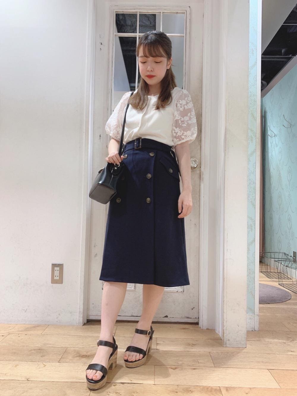 「チュール、サンダル、MAJESTIC LEGON、夏コーデ、マジェスティックレゴン、トレンチスカート、大人フェミニン、フラワー刺繍」｜「MAJESTIC LEGONのシンプリーサンダル（サンダル、ブラック系）」を使った、マジェスティックレゴンHEPFIVE店スタッフさん（レディース・155cm）の夏コーディネートの1枚目の写真