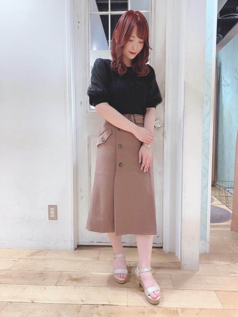「ブラックコーデ、バックリボン、サンダル、MAJESTIC LEGON、サマーニット、シースルー、マジェスティックレゴン、トレンチスカート」｜「MAJESTIC LEGONのシンプリーサンダル（サンダル、ホワイト系）」を使った、マジェスティックレゴンHEPFIVE店スタッフさん（レディース・155cm）の夏コーディネートの1枚目の写真