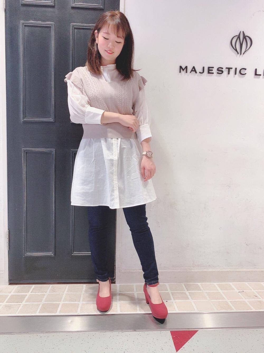 「MAJESTIC LEGON、マジェスティックレゴン、大人フェミニン、甘めカジュアル、フカフカパンプス、フリルベスト、ストレッチスキニーパンツ、ベストセットシャツチュニック」｜「MAJESTIC LEGONのフカフカパンプス（パンプス、レッド系）」を使った、マジェスティックレゴンHEPFIVE店スタッフさん（レディース・155cm）の夏コーディネートの1枚目の写真