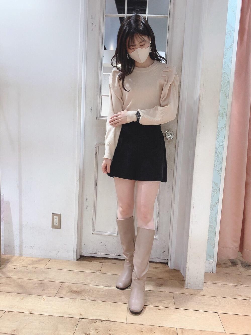 「ニット、ブラック、ショートパンツ、モノトーン、ロングブーツ、MAJESTIC LEGON、アイボリー、マジェスティックレゴン、パワショル、バックレースアップ」｜「MAJESTIC LEGONのスリムロングブーツ（ブーツ、ベージュ系）」を使った、マジェスティックレゴンHEPFIVE店スタッフさん（レディース・155cm）の冬コーディネートの1枚目の写真