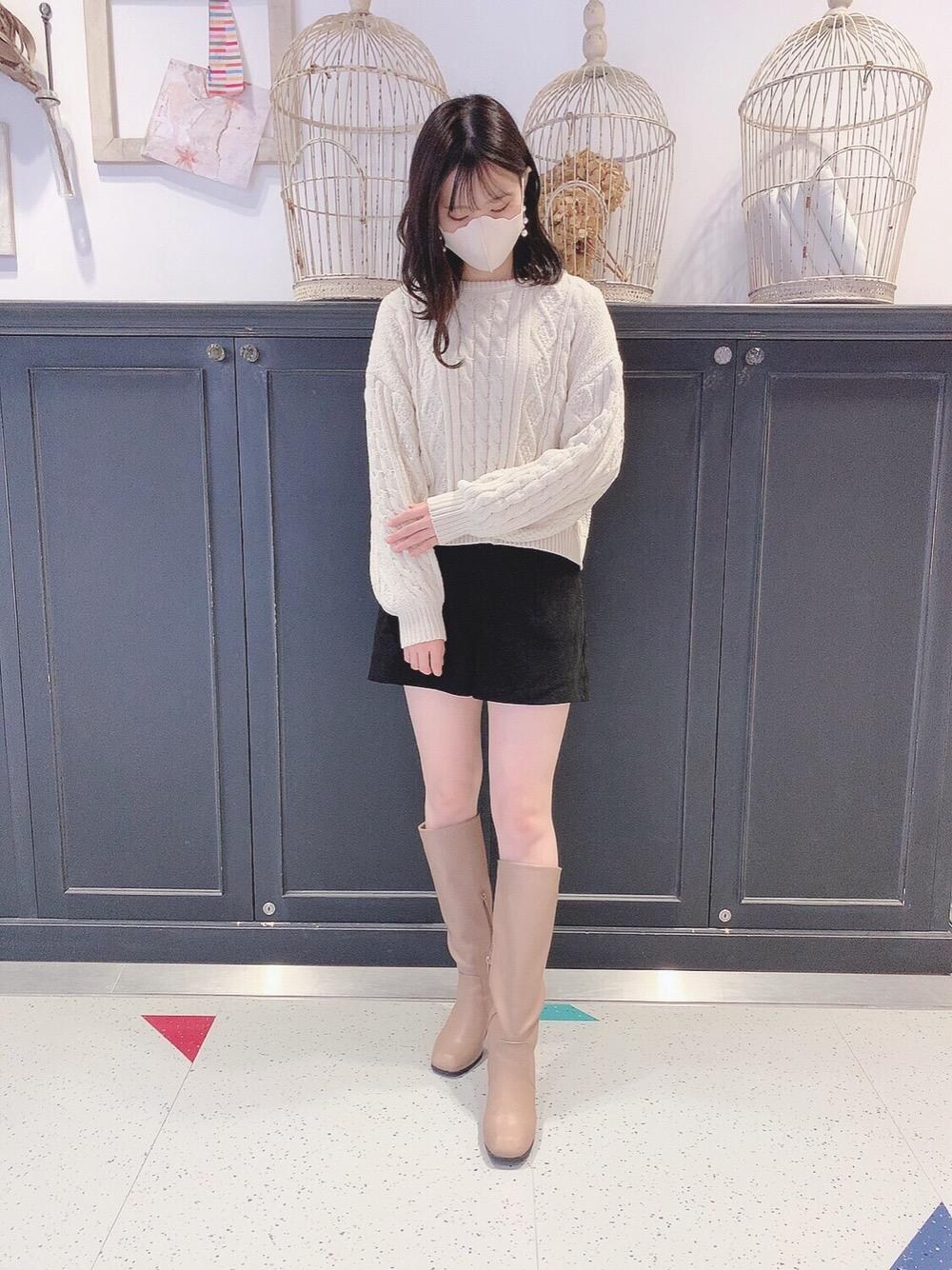 「冬コーデ、キレイめ、フェミニン、MAJESTIC LEGON、マジェスティックレゴン、モールニット、甘めカジュアル、スリムロングブーツ、バックレースアップショートパンツ、モールケーブルボリュームニット」｜「MAJESTIC LEGONのスリムロングブーツ（ブーツ、ベージュ系）」を使った、マジェスティックレゴンHEPFIVE店スタッフさん（レディース・155cm）の冬コーディネートの1枚目の写真