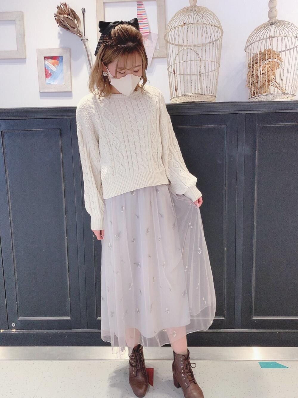 「冬コーデ、新作、レースアップブーツ、MAJESTIC LEGON、大人ガーリー、マジェスティックレゴン、スカラップマスク、アンニュイフラワーチュールスカート、モールケーブルボリュームニット」｜「MAJESTIC LEGONのレースアップブーツ（ブーツ、ブラウン系）」を使った、マジェスティックレゴンHEPFIVE店スタッフさん（レディース・155cm）の冬コーディネートの1枚目の写真