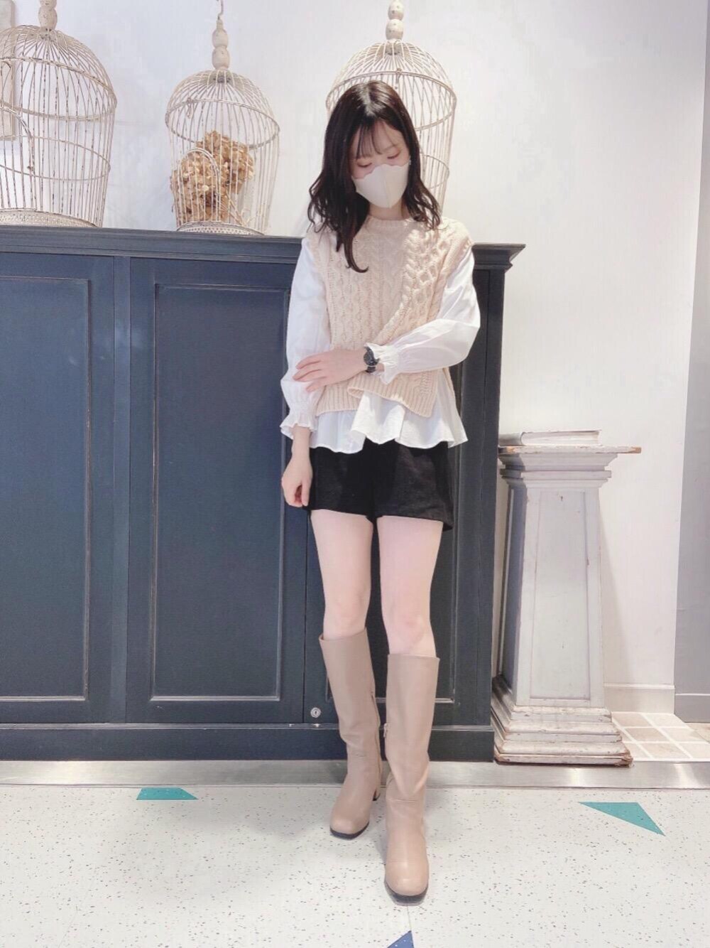 「ブラウス、トレンド、カジュアル、ショートパンツ、ロングブーツ、バックリボン、MAJESTIC LEGON、マジェスティックレゴン、スリット、ケーブルベスト」｜「MAJESTIC LEGONのスリムロングブーツ（ブーツ、ベージュ系）」を使った、マジェスティックレゴンHEPFIVE店スタッフさん（レディース・155cm）の冬コーディネートの1枚目の写真