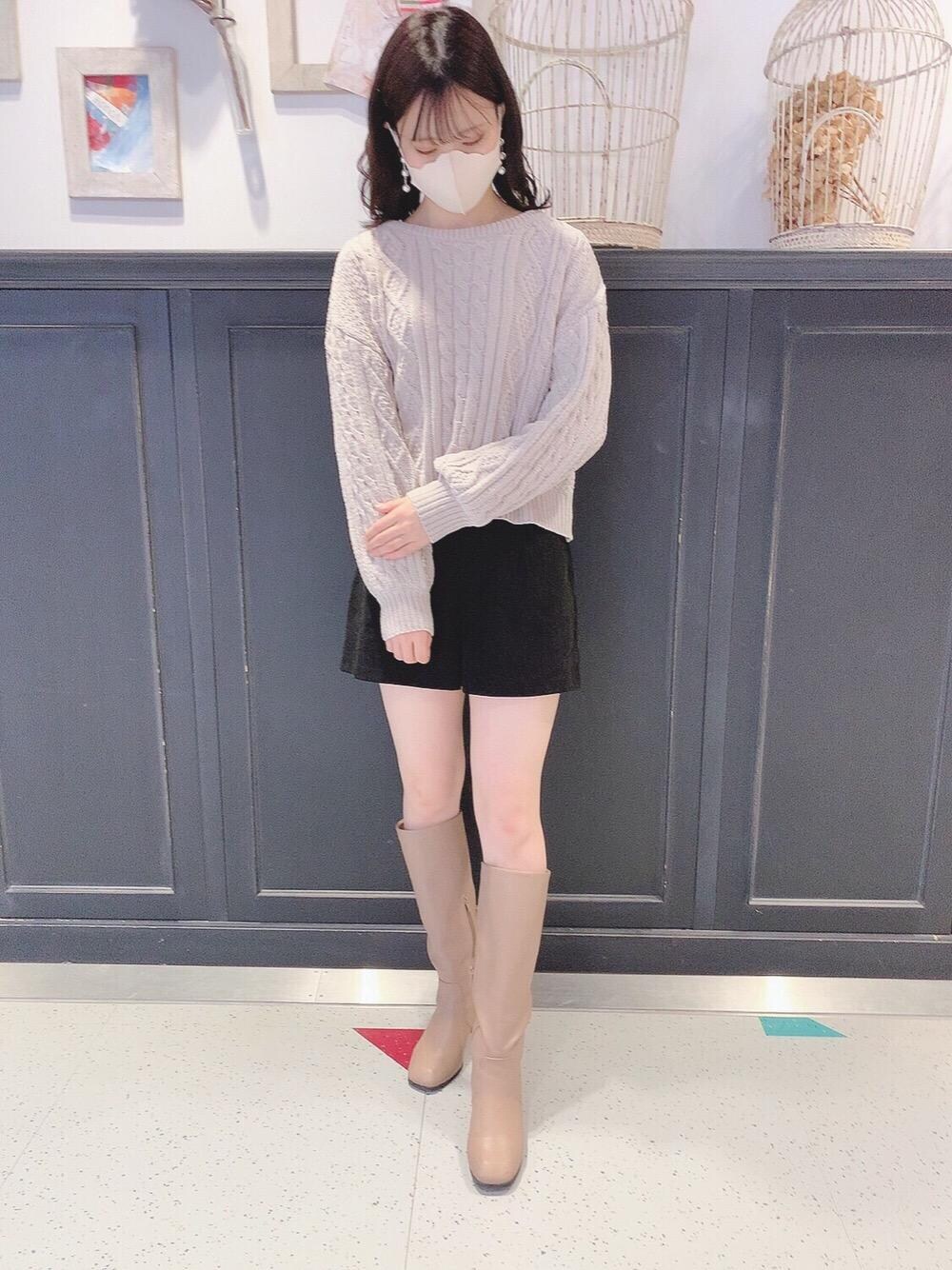 「トレンド、ショートパンツ、ケーブルニット、ロングブーツ、冬、MAJESTIC LEGON、マジェスティックレゴン、モールニット、バックレースアップ、スカラップマスク」｜「MAJESTIC LEGONのスリムロングブーツ（ブーツ、ベージュ系）」を使った、マジェスティックレゴンHEPFIVE店スタッフさん（レディース・155cm）の冬コーディネートの1枚目の写真