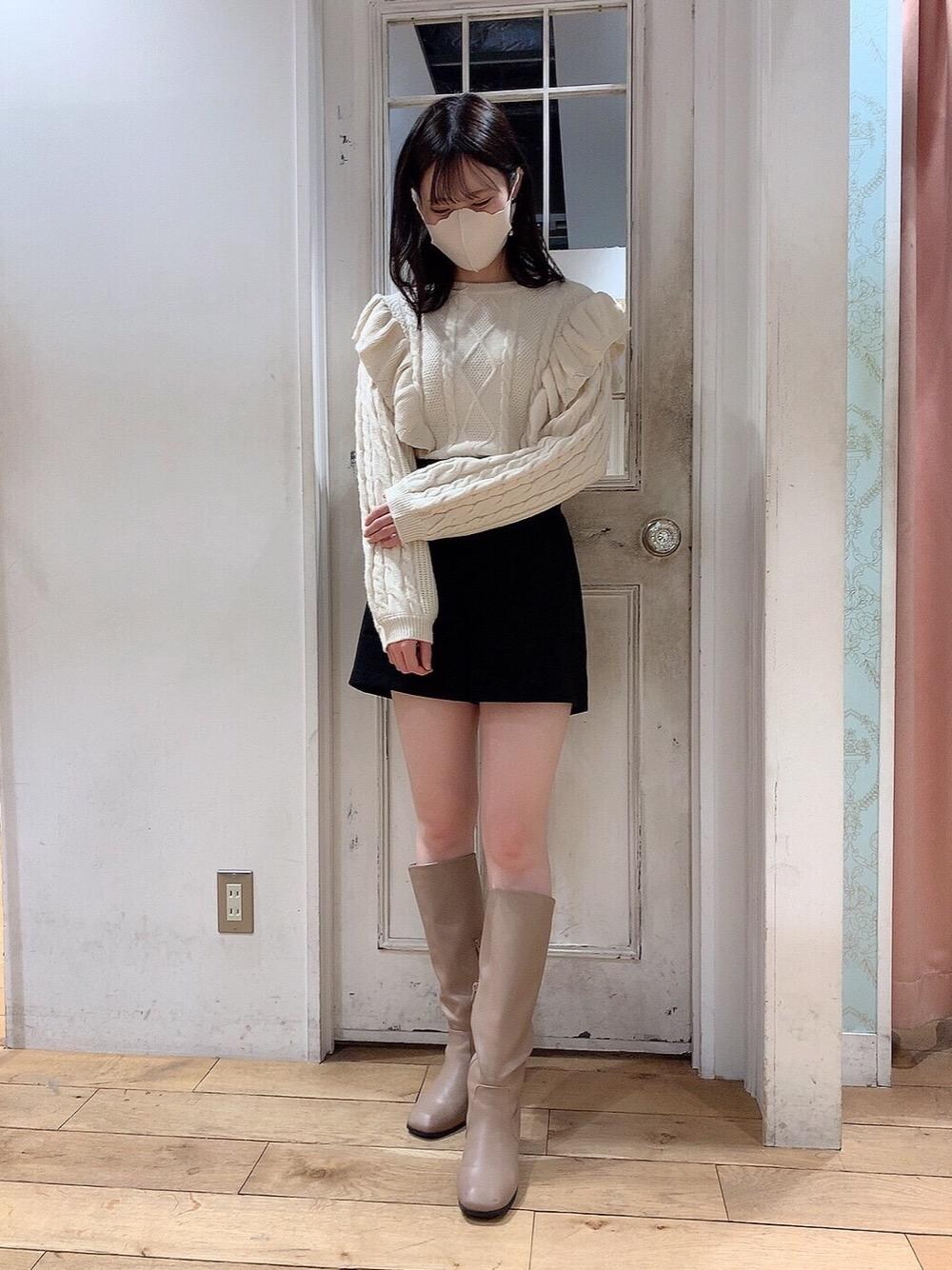 「トレンド、ショートパンツ、ケーブルニット、冬コーデ、ロングブーツ、MAJESTIC LEGON、フリルニット、マジェスティックレゴン、バックレースアップ、スカラップマスク」｜「MAJESTIC LEGONのスリムロングブーツ（ブーツ、ベージュ系）」を使った、マジェスティックレゴンHEPFIVE店スタッフさん（レディース・155cm）の冬コーディネートの1枚目の写真