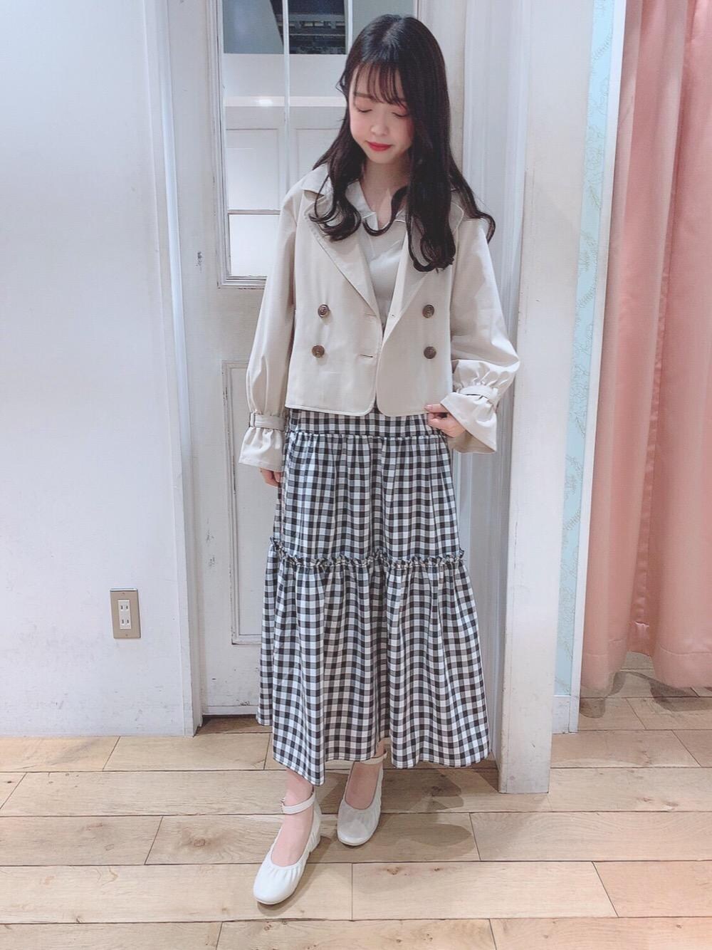 「ガーリー、フェミニン、MAJESTIC LEGON、襟付きトップス、低身長、ショートトレンチコート、マジェスティックレゴン、カワイイ、ギンガムチェックティアードスカート、マルチウェイバレエシューズ」｜「MAJESTIC LEGONのレディティアードスカート（スカート、ブラック系）」を使った、マジェスティックレゴンHEPFIVE店スタッフさん（レディース・151cm）の春コーディネートの1枚目の写真