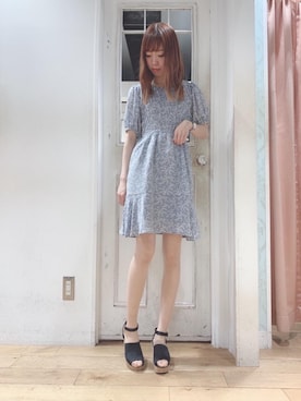 「MAJESTIC LEGON（マジェスティックレゴン）のガーリーフラワーミニワンピ（ワンピース）」を使った、マジェスティックレゴンHEPFIVE店スタッフさん（レディース・159cm）の春コーディネート