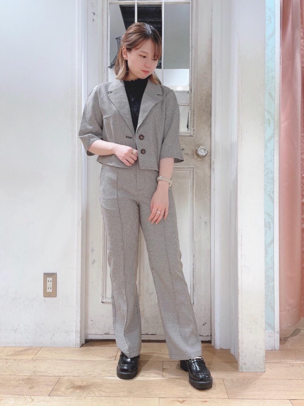 「ガーリー、フェミニン、MAJESTIC LEGON、低身長、マジェスティックレゴン、オトナカワイイ、ハイネックレースタンク、ladyハーフスリーブジャケット、ladyシルエットパンツ」｜「MAJESTIC LEGONのパールスクエアローファー（ローファー、ブラック系）」を使った、マジェスティックレゴンHEPFIVE店スタッフさん（レディース・151cm）の秋コーディネートの1枚目の写真