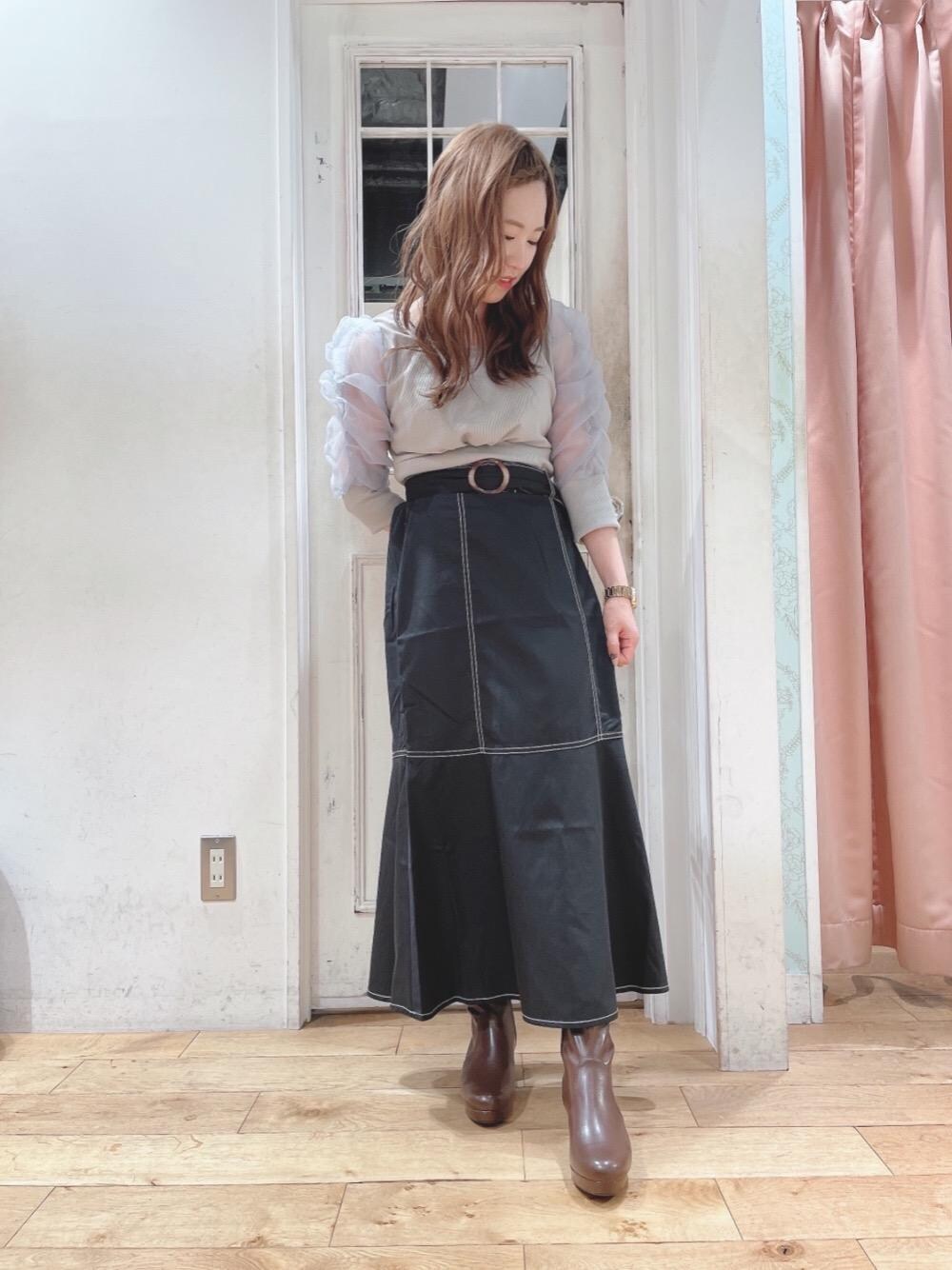 「ブーツ、ヘアアレンジ、マーメイドスカート、MAJESTIC LEGON、オーガンジー、マジェスティックレゴン」｜「MAJESTIC LEGONのレディヒールストレッチブーツ（ブーツ、ブラウン系）」を使った、マジェスティックレゴンHEPFIVE店スタッフさん（レディース・154cm）の秋コーディネートの1枚目の写真