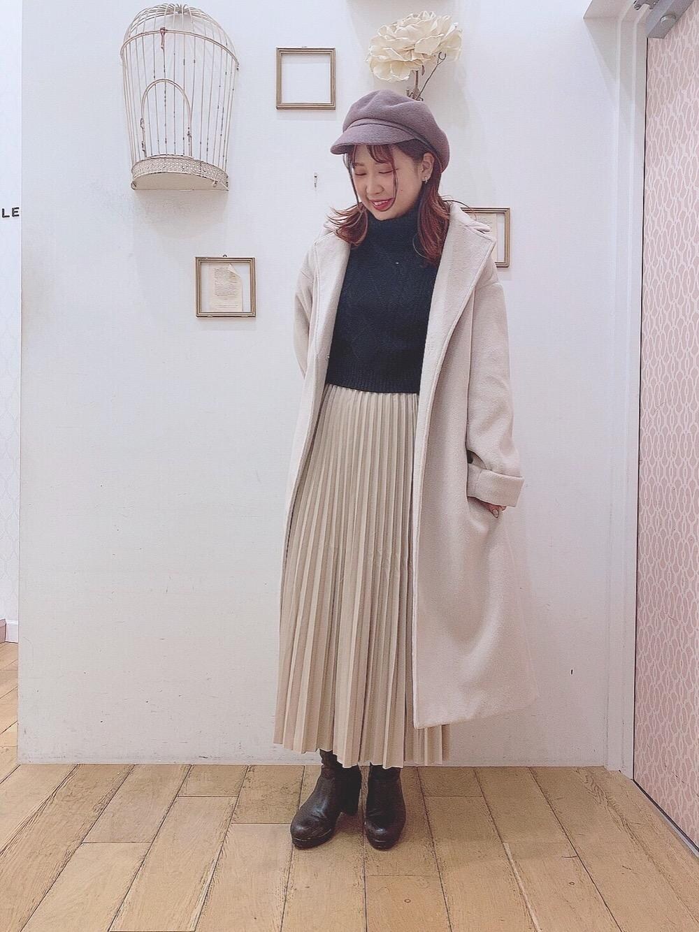 「コート、ガウンコート、MAJESTIC LEGON、マジェスティックレゴン、西宮ガーデンズ、オトナカワイイ、人気コーデ、カワイイ、ぶーつ」｜「MAJESTIC LEGONのLadyロングガウンコート（その他アウター、ベージュ系）」を使った、マジェスティックレゴンHEPFIVE店スタッフさん（レディース・158cm）の秋コーディネートの1枚目の写真