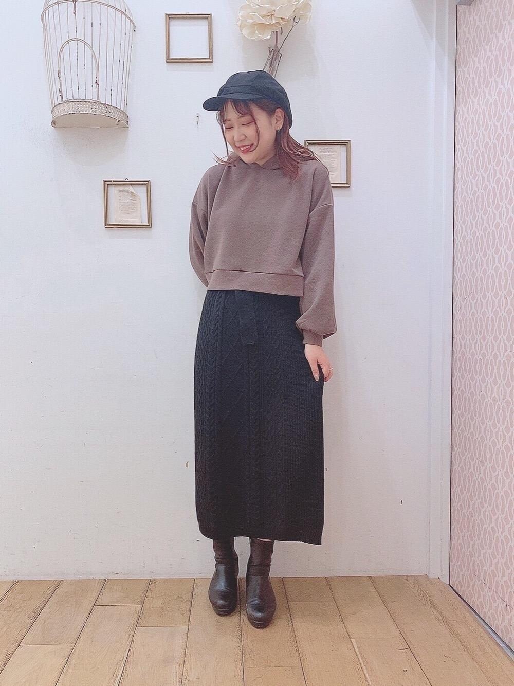 「ニット、パーカー、ニットスカート、MAJESTIC LEGON、マジェスティックレゴン、西宮ガーデンズ、オトナカワイイ、あざとかわいい、カワイイ、ショートパーカーブーツ」｜「MAJESTIC LEGONのレディヒールストレッチブーツ（ブーツ、ブラック系）」を使った、マジェスティックレゴンHEPFIVE店スタッフさん（レディース・158cm）の秋コーディネートの1枚目の写真