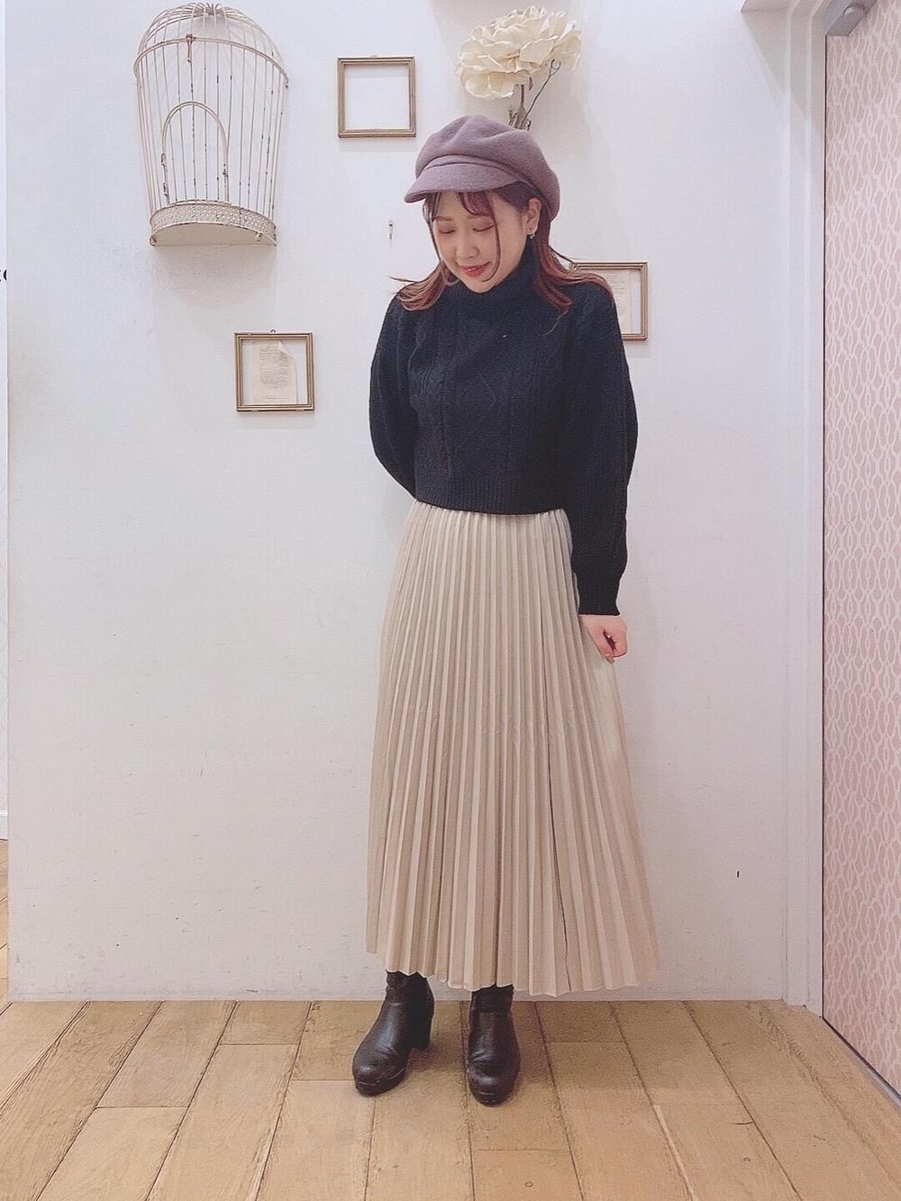 「レザー、レザースカート、プリーツスカート、MAJESTIC LEGON、ショートニット、マジェスティックレゴン、新作コーデ、西宮ガーデンズ、人気コーデ、ぶーつ」｜「MAJESTIC LEGONのレディヒールストレッチブーツ（ブーツ、ブラック系）」を使った、マジェスティックレゴンHEPFIVE店スタッフさん（レディース・158cm）の秋コーディネートの1枚目の写真