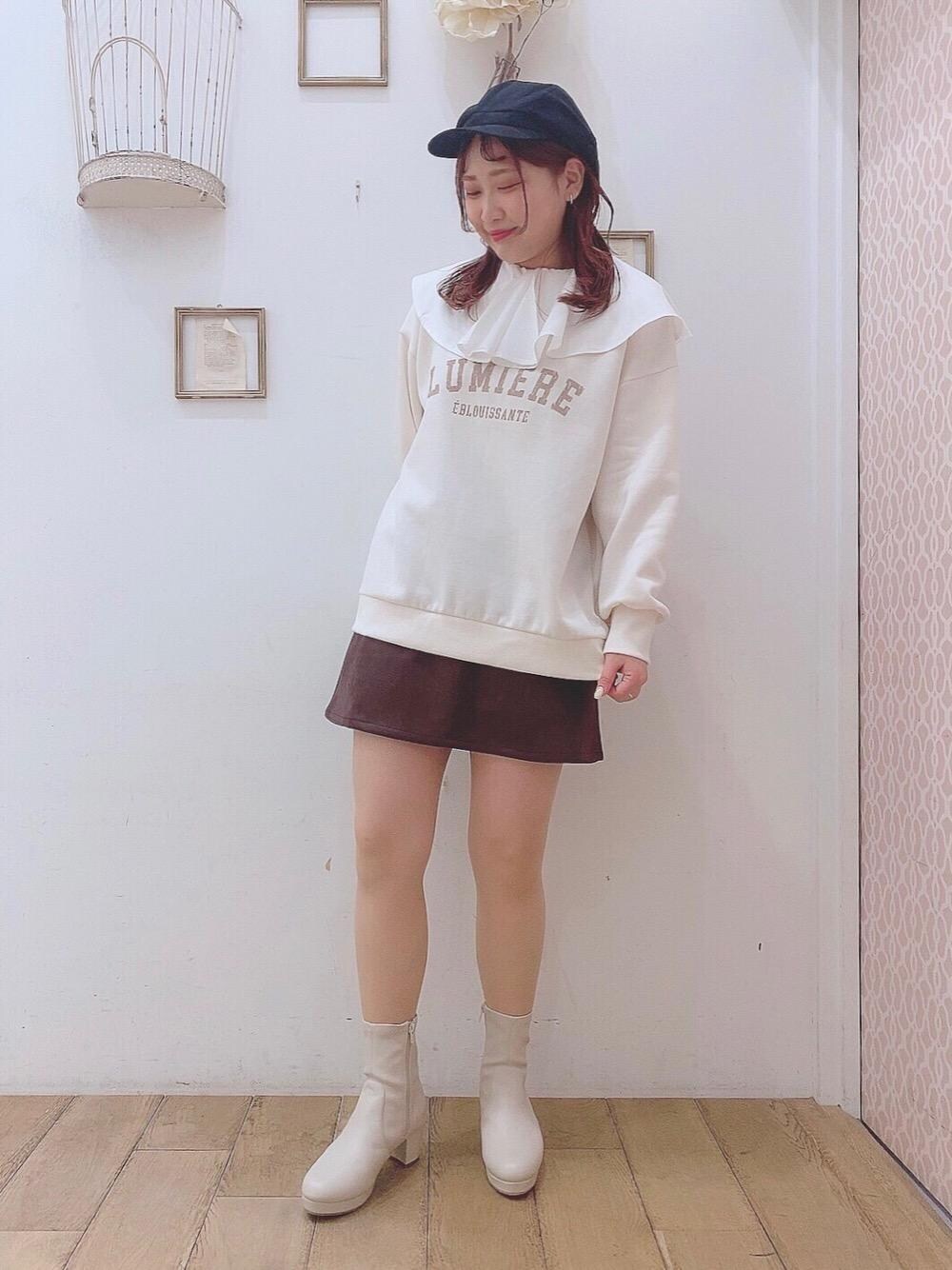 「カジュアル、スエード、ガーリー、ロゴスウェット、ミニ、MAJESTIC LEGON、スカパン、骨格ストレート、標準身長、西宮ガーデンズ店」｜「MAJESTIC LEGONのレディヒールストレッチブーツ（ブーツ、ホワイト系）」を使った、マジェスティックレゴンHEPFIVE店スタッフさん（レディース・158cm）の冬コーディネートの1枚目の写真
