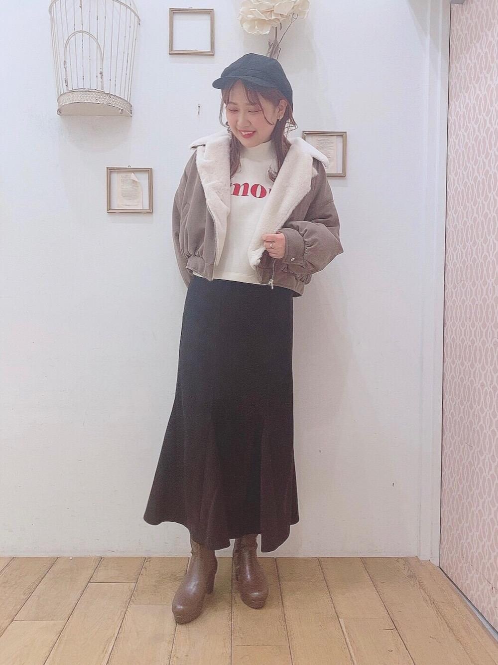 「ライダース、ロングスカート、マーメイドスカート、MAJESTIC LEGON、マジェスティックレゴン、西宮ガーデンズ、オトナカワイイ、人気コーデ、あざとかわいい、あうたー」｜「MAJESTIC LEGONのレディヒールストレッチブーツ（ブーツ、ブラウン系）」を使った、マジェスティックレゴンHEPFIVE店スタッフさん（レディース・158cm）の冬コーディネートの1枚目の写真