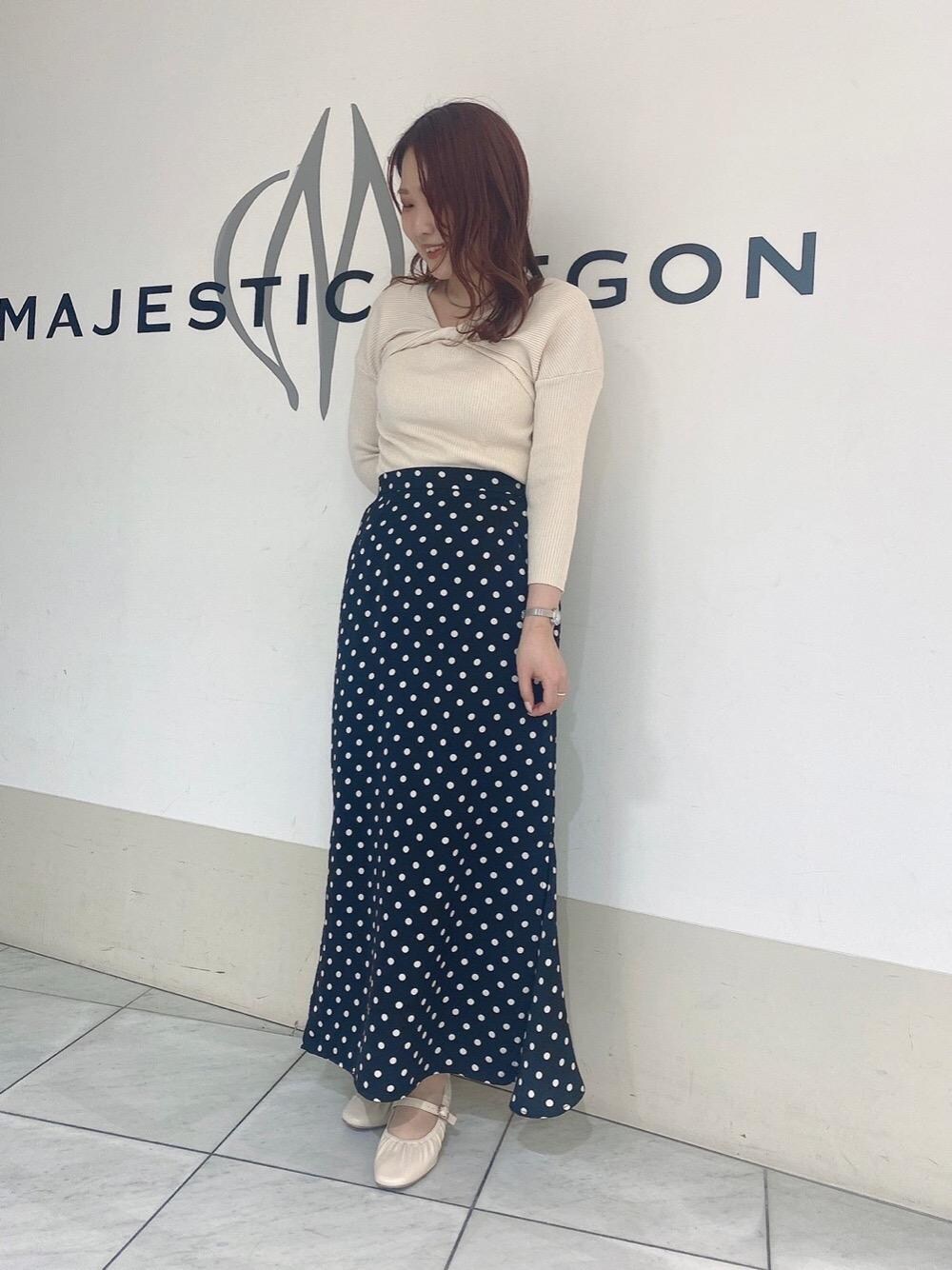 「デート、MAJESTIC LEGON、マジェスティックレゴン、モテ、オトナカワイイ、骨格ストレート、標準身長、カワイイ」｜「MAJESTIC LEGONのストラップギャザーパンプス（パンプス、ホワイト系）」を使った、マジェスティックレゴンHEPFIVE店スタッフさん（レディース・158cm）の春コーディネートの1枚目の写真