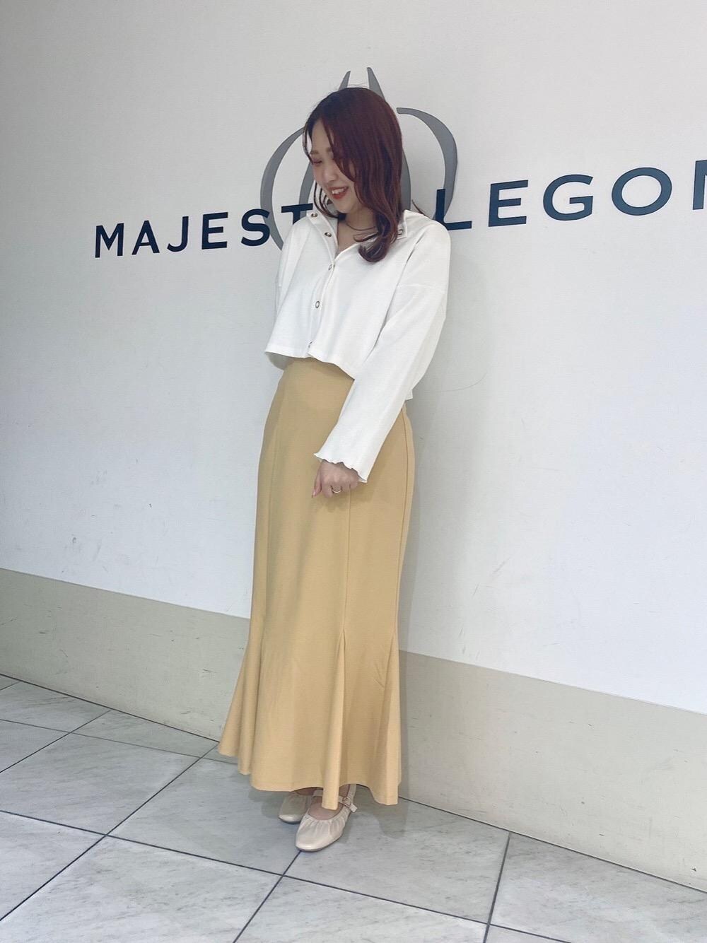 「デート、フェミニン、人気、MAJESTIC LEGON、マジェスティックレゴン、モテ、オトナカワイイ、骨格ストレート、標準身長」｜「MAJESTIC LEGONのストラップギャザーパンプス（パンプス、ホワイト系）」を使った、マジェスティックレゴンHEPFIVE店スタッフさん（レディース・158cm）の春コーディネートの1枚目の写真