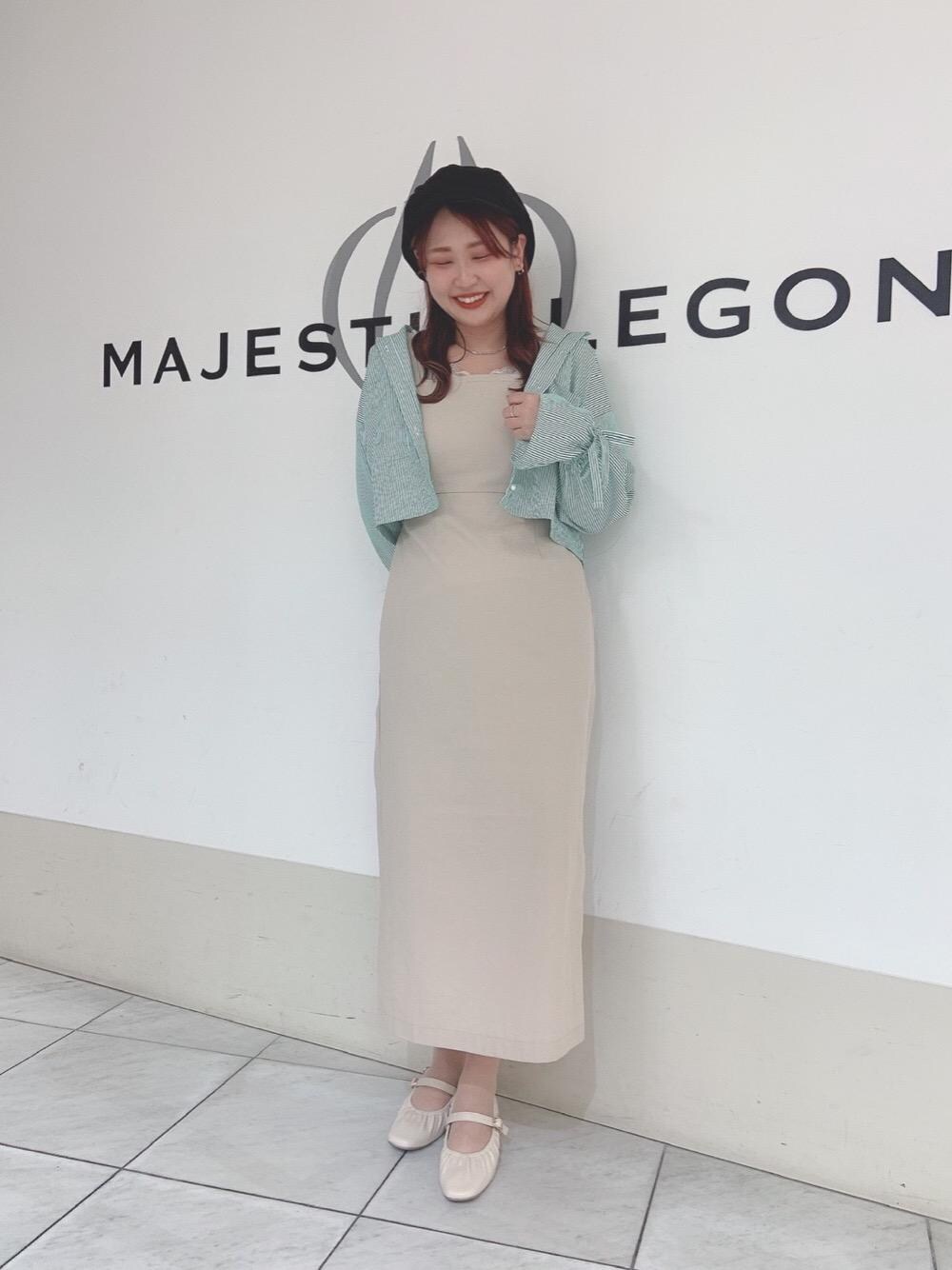 「パンプス、MAJESTIC LEGON、マジェスティックレゴン、高身長、ショートシャツ、オトナカワイイ、ワンピース 」｜「MAJESTIC LEGONのカラフルショートシャツ（シャツ/ブラウス、ホワイト系）」を使った、マジェスティックレゴンHEPFIVE店スタッフさん（レディース・158cm）の春コーディネートの1枚目の写真