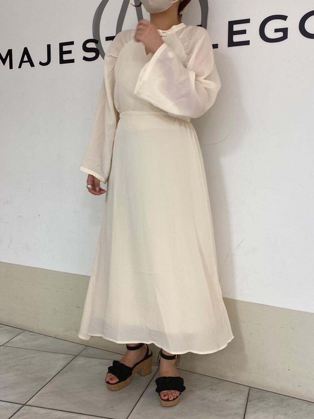 「ガーリー、フェミニン、MAJESTIC LEGON、マジェスティックレゴン、モテ、大人ファッション、オトナカワイイ、標準身長、カワイイ」｜「MAJESTIC LEGONのフカフカフリルサンダル（サンダル、ブラック系）」を使った、マジェスティックレゴンHEPFIVE店スタッフさん（レディース・158cm）の夏コーディネートの1枚目の写真