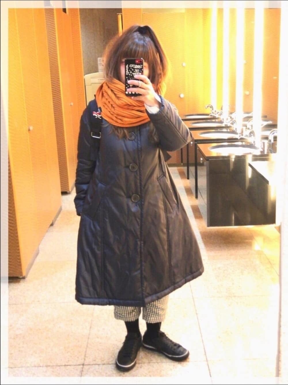 「冬コーデ、パンツスタイル、ネイビー、チェックパンツ、サルエルパンツ、カーディガン、ギンカムチェック、メガネ女子、マフラー」｜「DESIGN HOUSEのアイテム（ストール/ショール、オレンジ系）」を使った、omronさん（レディース・152cm）の冬コーディネートの1枚目の写真