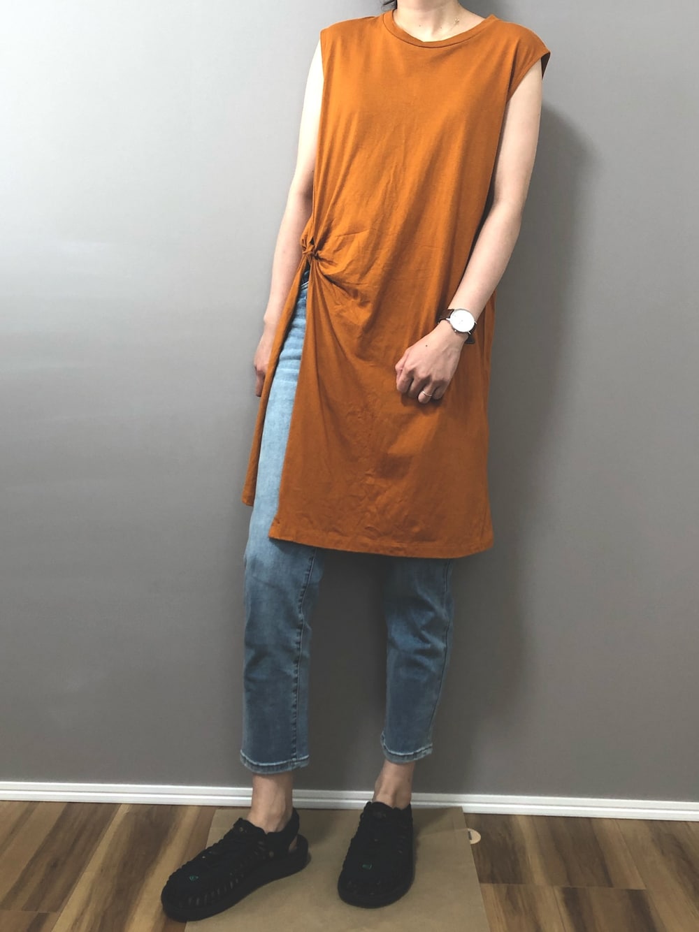 「オトナカジュアル、デニムパンツ、ロングワンピース、高身長女子、オレンジ、keen、ノースリーブ、GU、アンティカ、ダニエルウェリントン」｜「GUのアイテム（ワンピース/ドレス、オレンジ系）」を使った、saku۞さん（レディース・171cm）の夏コーディネートの1枚目の写真