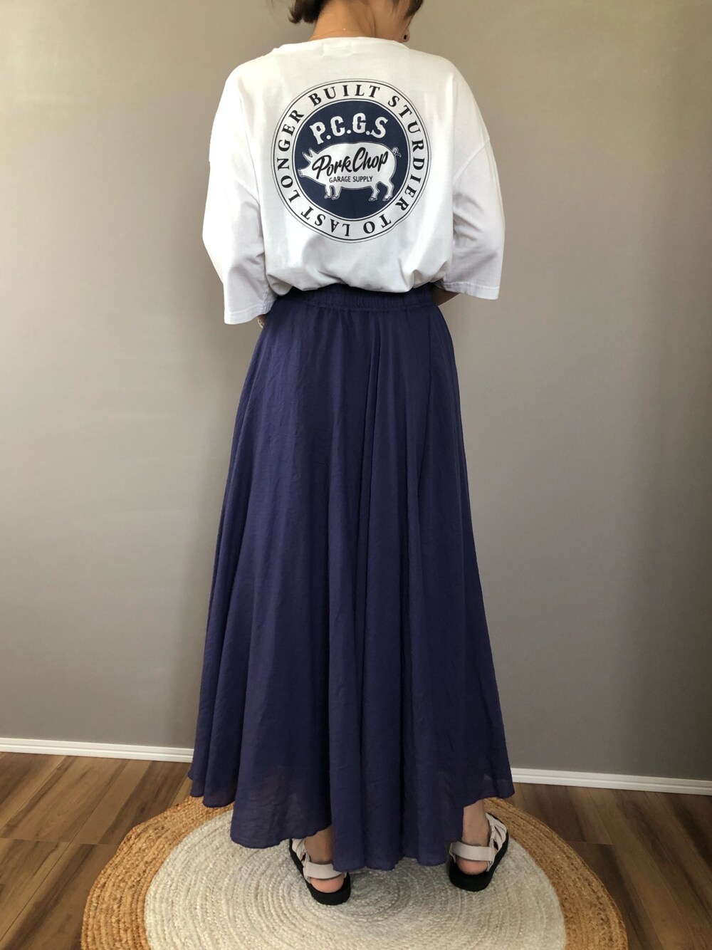 ホワイト系のTシャツ/カットソー、パープル系のスカート、ホワイト系のサンダルを着用したレディースの夏コーディネートの1枚目の写真