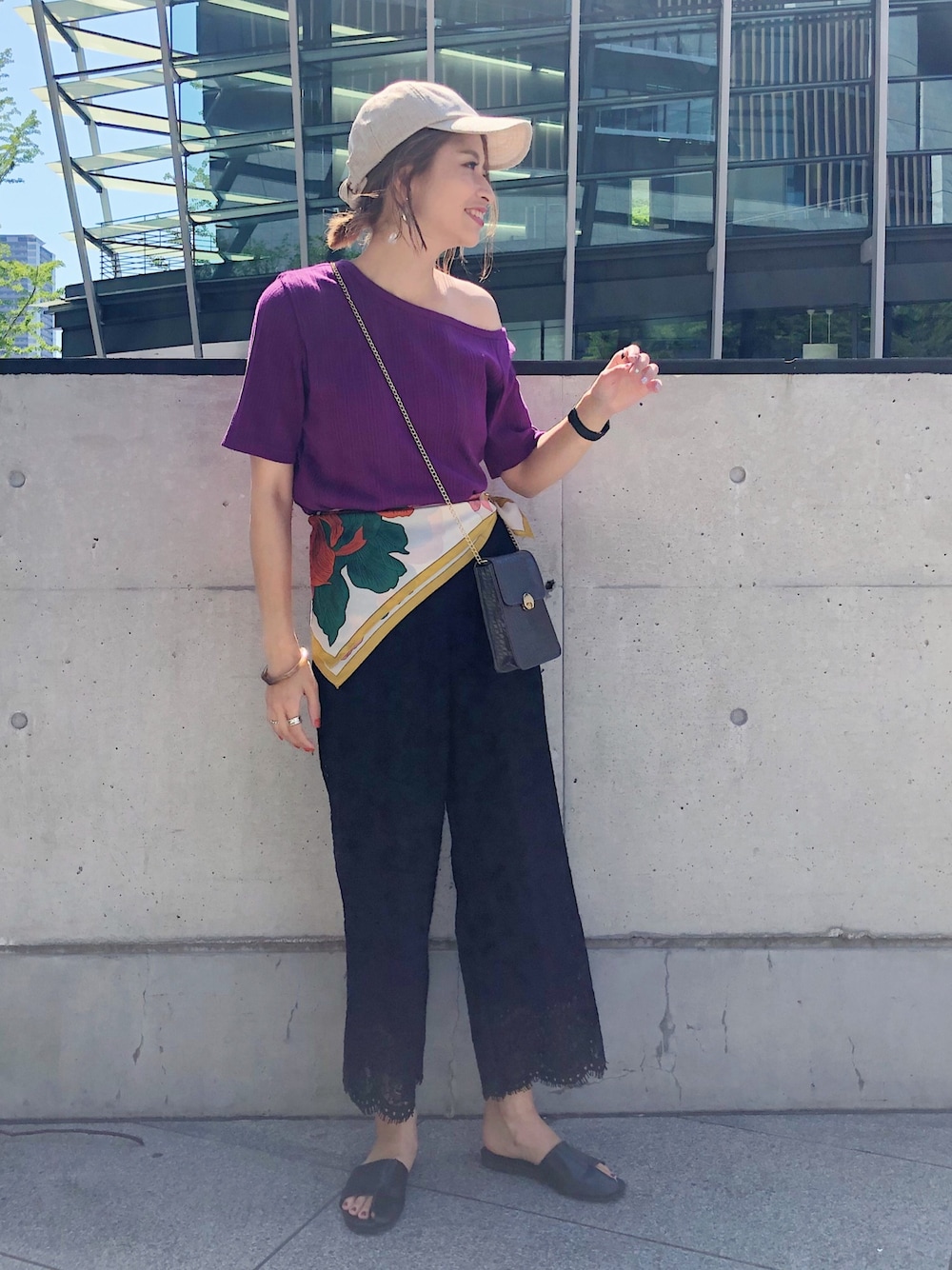 パープル系のTシャツ/カットソー、グレー系のショルダーバッグ、ブラック系のその他パンツを着用したレディースの夏コーディネートの1枚目の写真