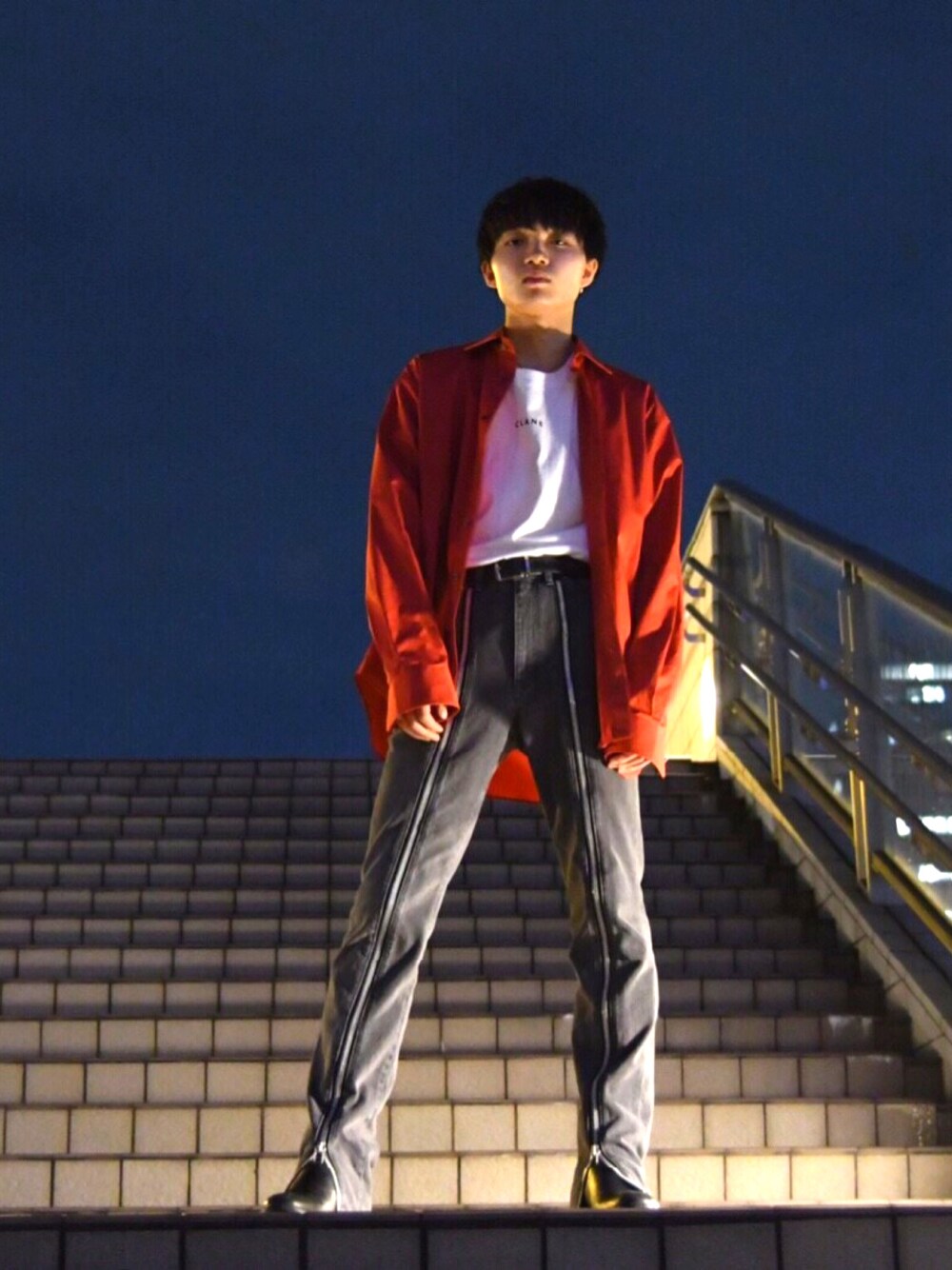 「秋のコーデ、Tシャツ、デニムパンツ、オーバーサイズ、モード、ロック、ワーク、JOHN LAWRENCE SULLIVAN、LAD MUSICIAN、ジップデニム」｜「JOHN LAWRENCE SULLIVANのアイテム（シャツ/ブラウス、レッド系）」を使った、たくみさん（メンズ・176cm）の秋コーディネートの1枚目の写真